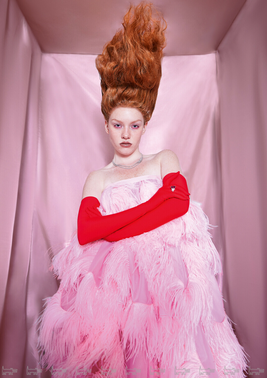 На Елизавете: колье и кольцо MERCURY, платье и перчатки ATELIER BISER