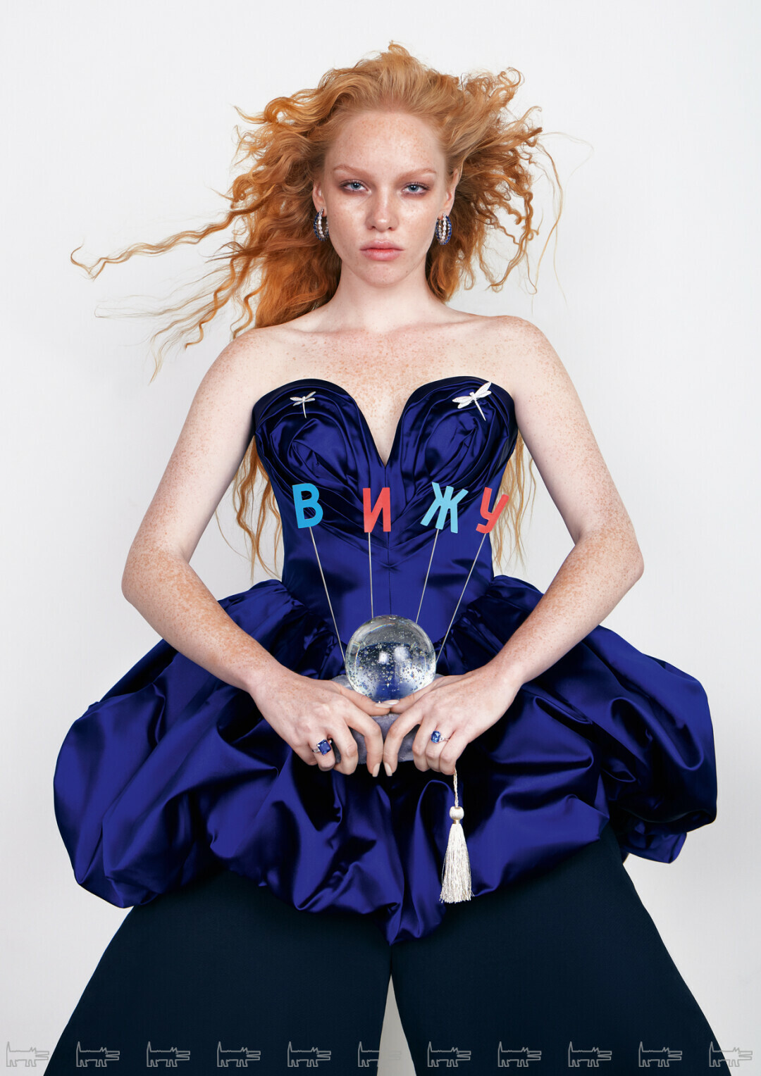 На Елизавете: серьги, кольца, броши MERCURY, платье ANASTASIA ZADORINA, брюки ANNUKO Хрустальный шар «Вижу» Алины Глазун, (2019. Коллекция Антона