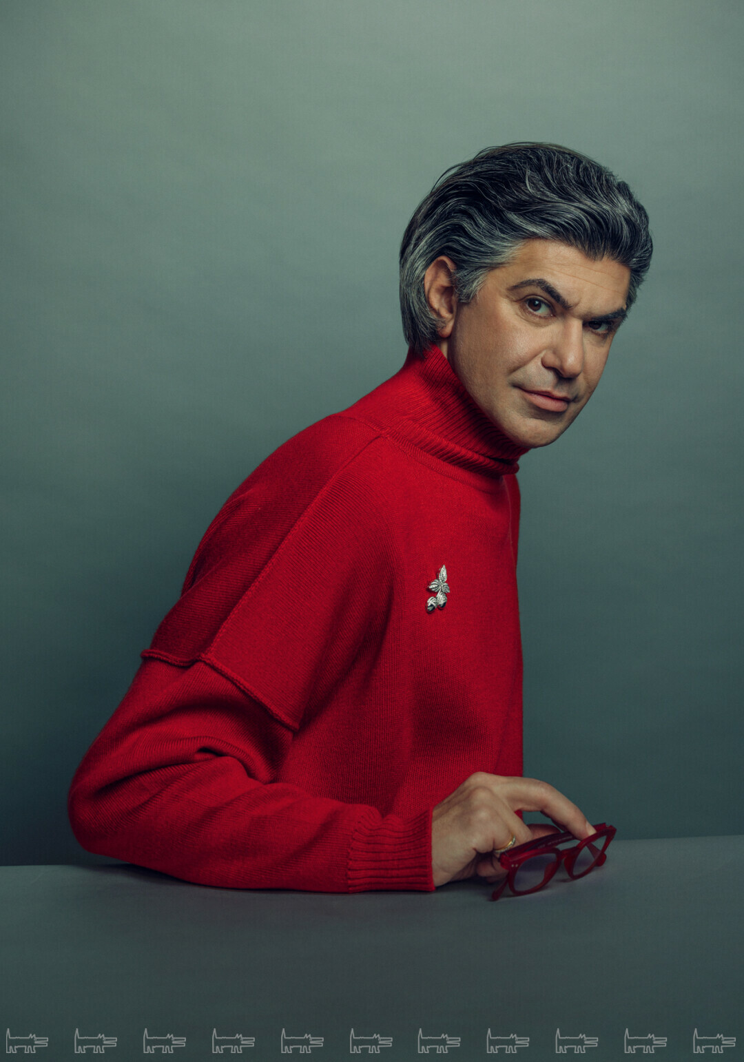 На Николае: брошь ALROSA DIAMONDS, свитер USHATAVA, очки IZIPIZI