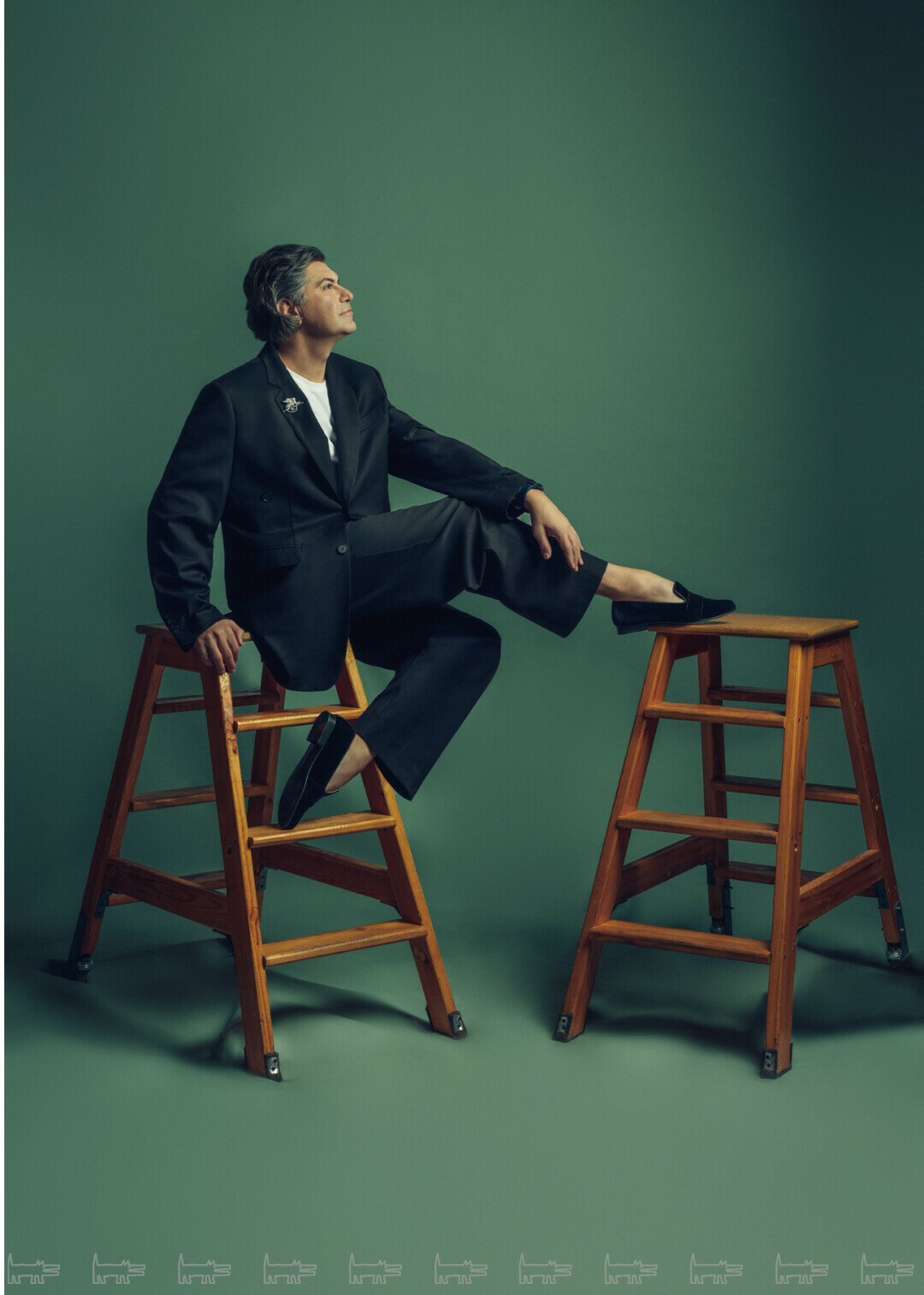 На Николае: брошь ALROSA DIAMONDS, костюм USHATAVA, футболка LIME, обувь HOUSE OF LEO