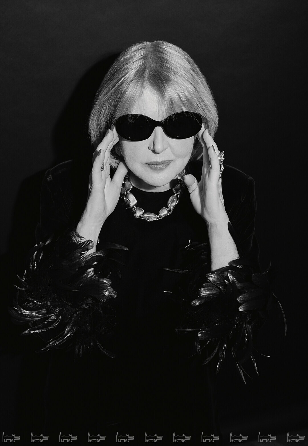 На Наталье: платье BALENCIAGA, колье SAINT LAURENT, кольцо EDOUARD RAMBAUD, браслет — оммаж лавровому венку с коронации Наполеона I из музейного