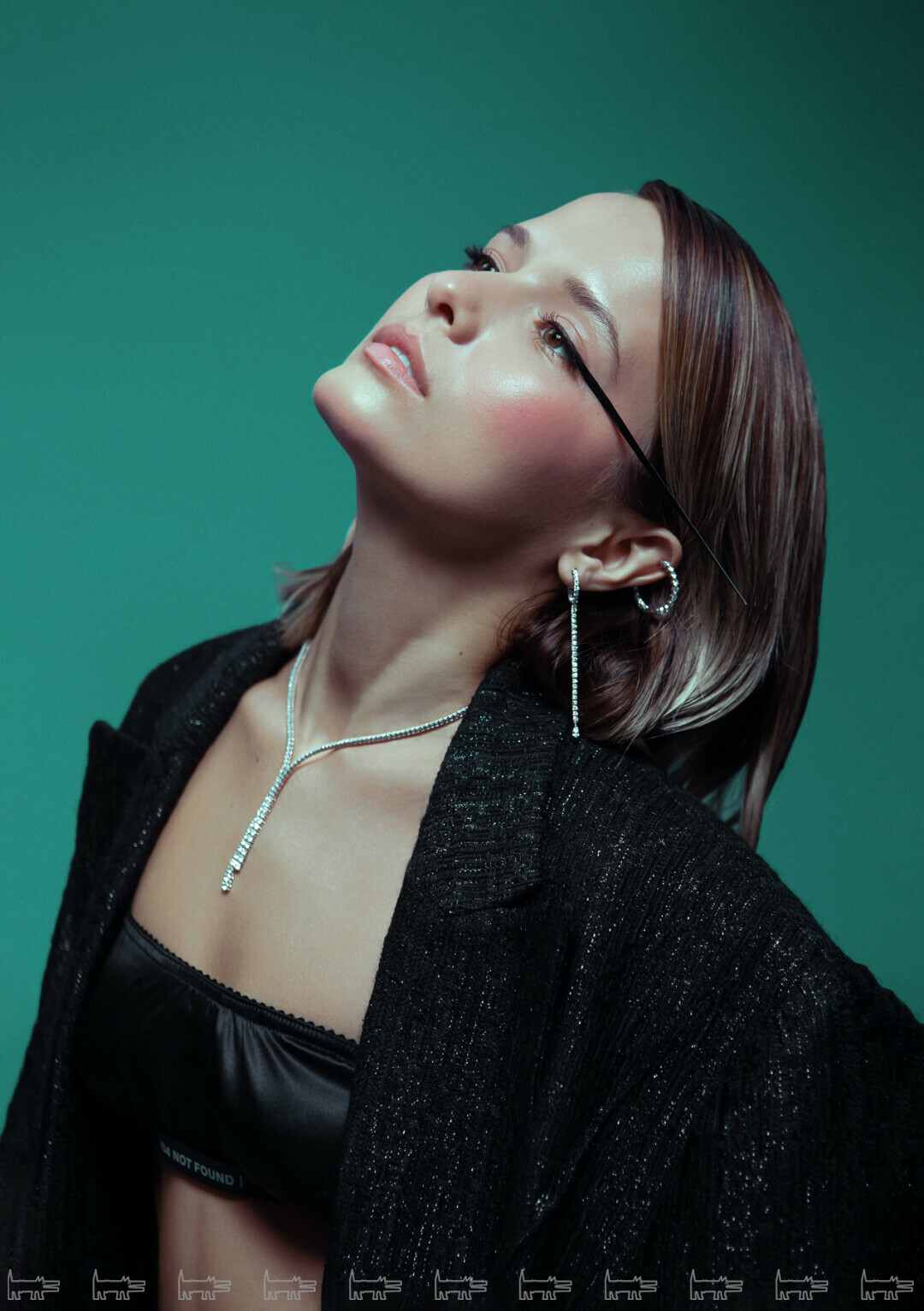 На Любе: серьги и колье из коллекции Premium, кольца из коллекций Premium и Moments ALROSA DIAMONDS, пальто VIVA VOX, лиф и шорты 404 NOT FOUND