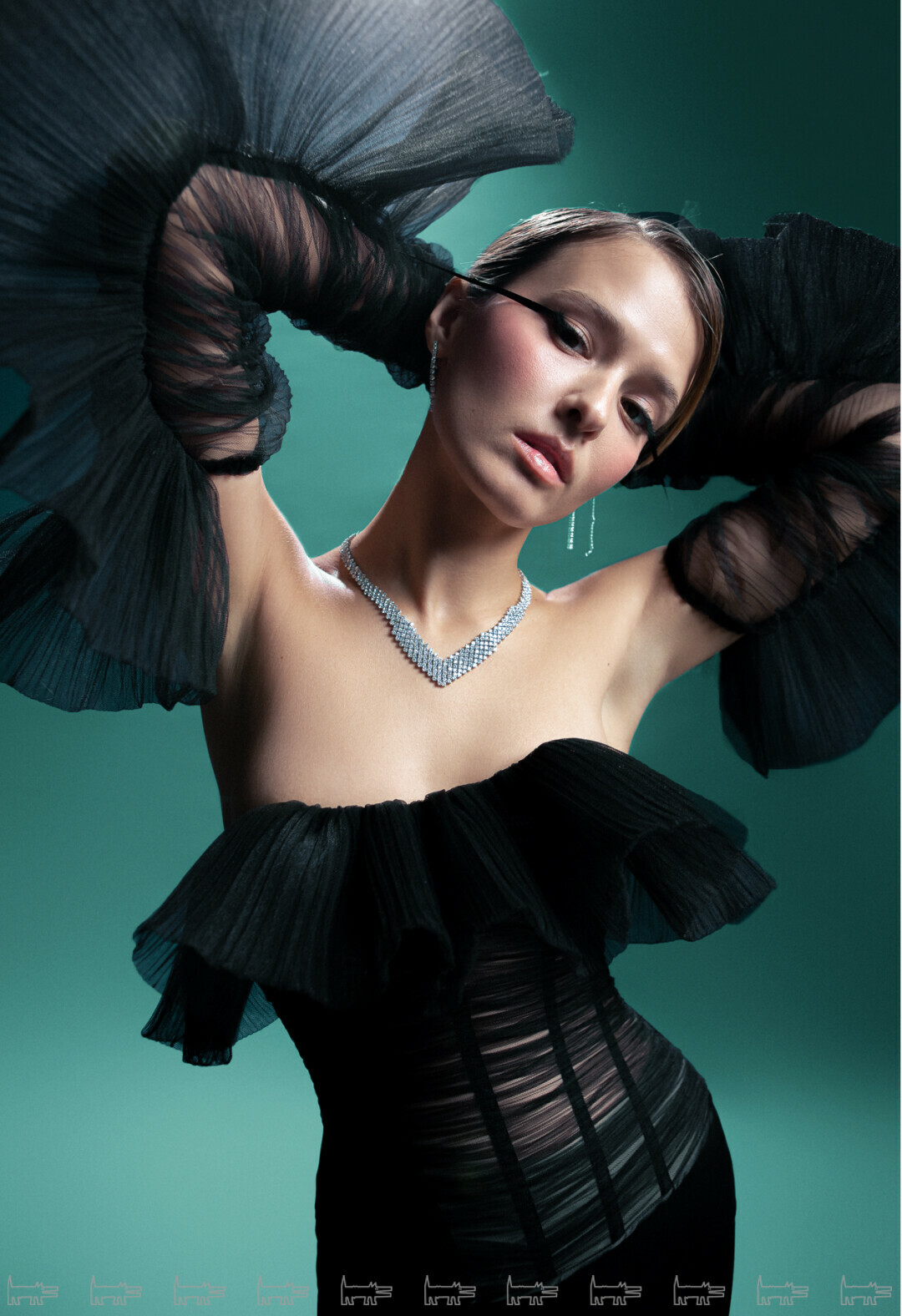 На Любе: колье и серьги из коллекции Premium ALROSA DIAMONDS, корсет, рукава и юбка SAY NO MORE