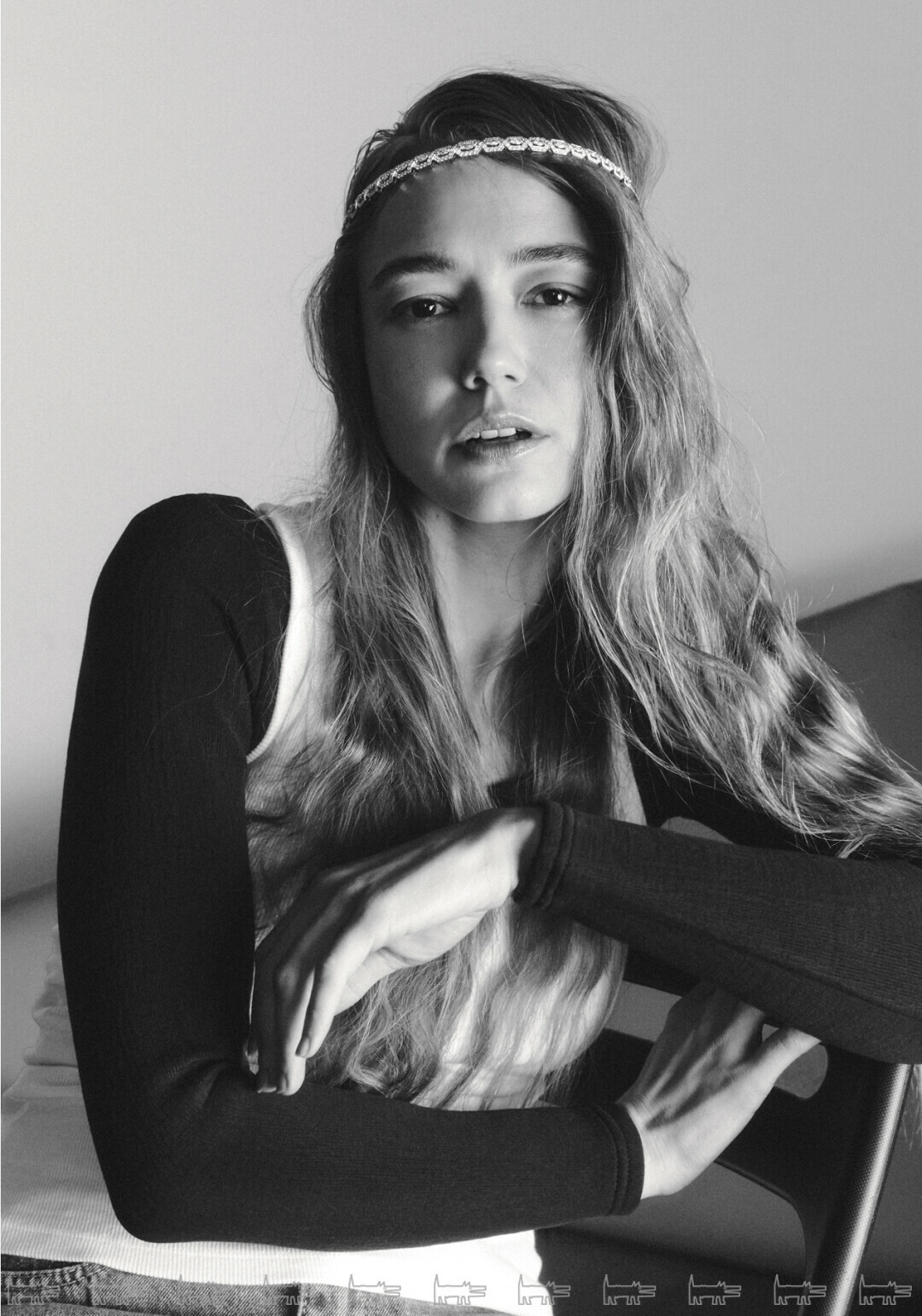 На Оксане: тиара MERCURY из коллекции Classic, лонгслив CHERVONSKY, майка LACOSTE, джинсы ZARINA