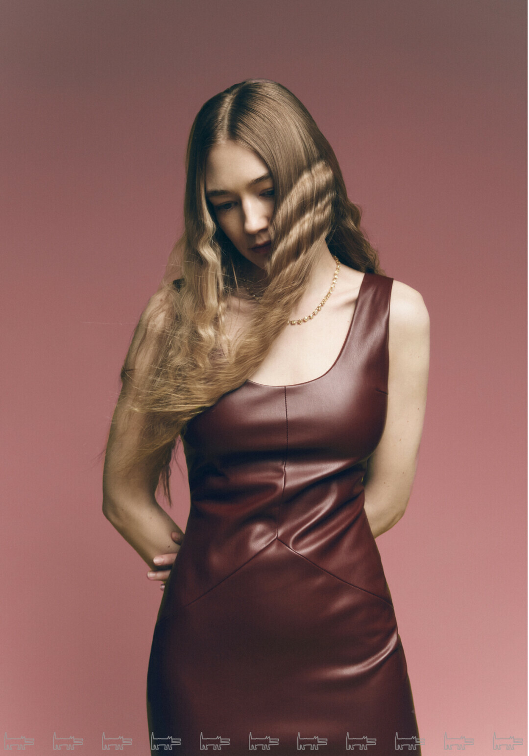 На Оксане: колье и браслет MERCURY из коллекции Classic, платье YOU WANNA