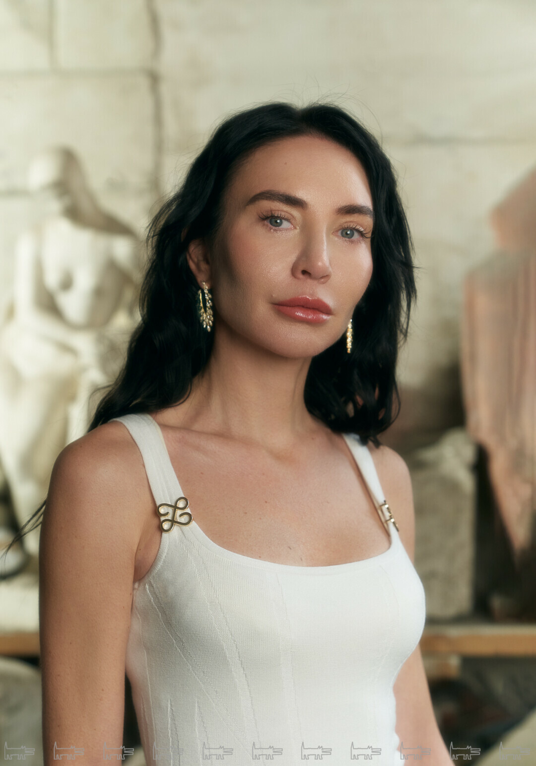 На Юлии: серьги PARURE ATELIER, платье AND THE BRAND