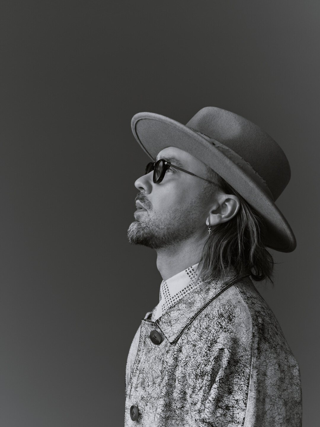 На Андрее: плащ Red September, рубашка Emporio Armani (elyts.ru)