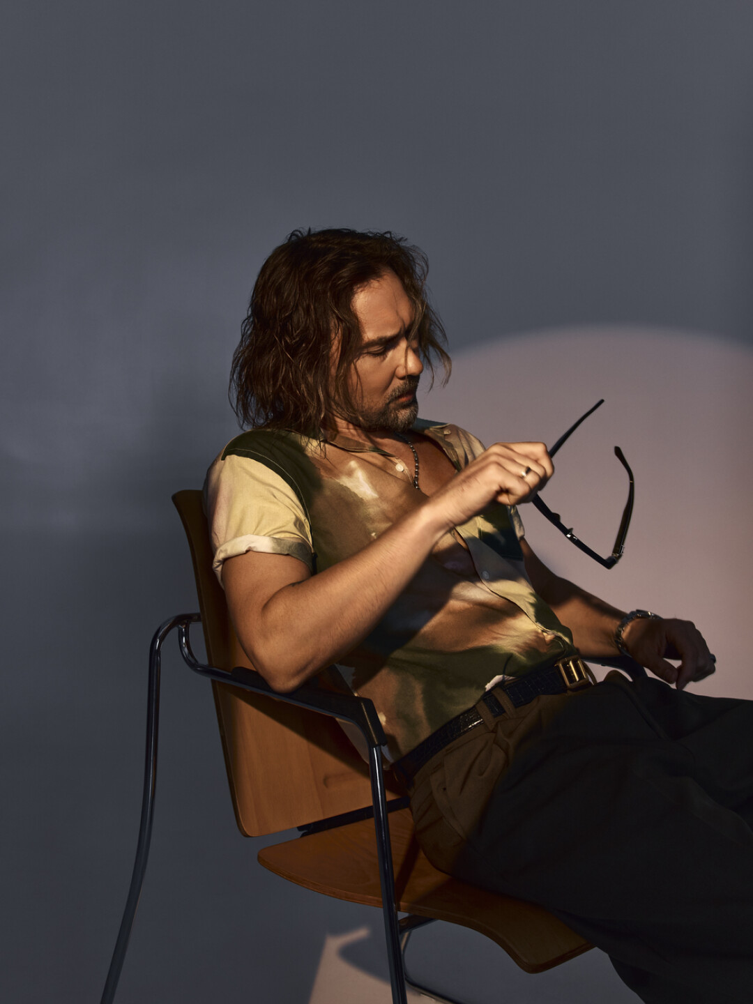 На Андрее: рубашка Closed, ремень Tom Ford («Слепая курица»), брюки Red September