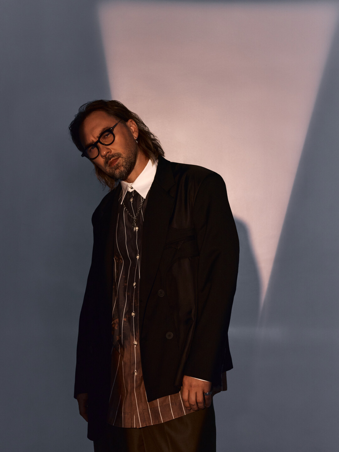 На Андрее: пиджак, рубашка и брюки Red September