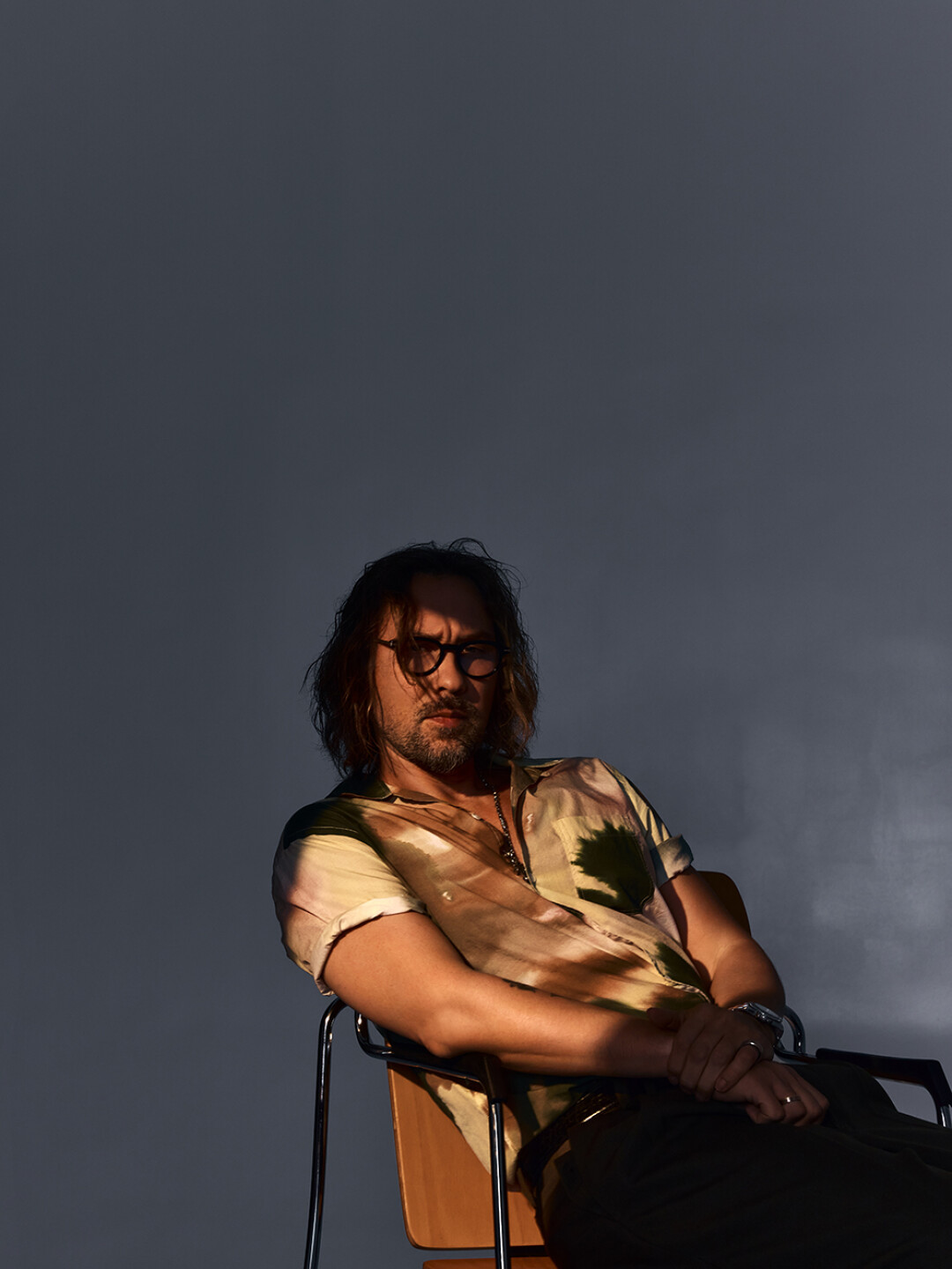 На Андрее: рубашка Closed, ремень Tom Ford («Слепая курица»), брюки Red September