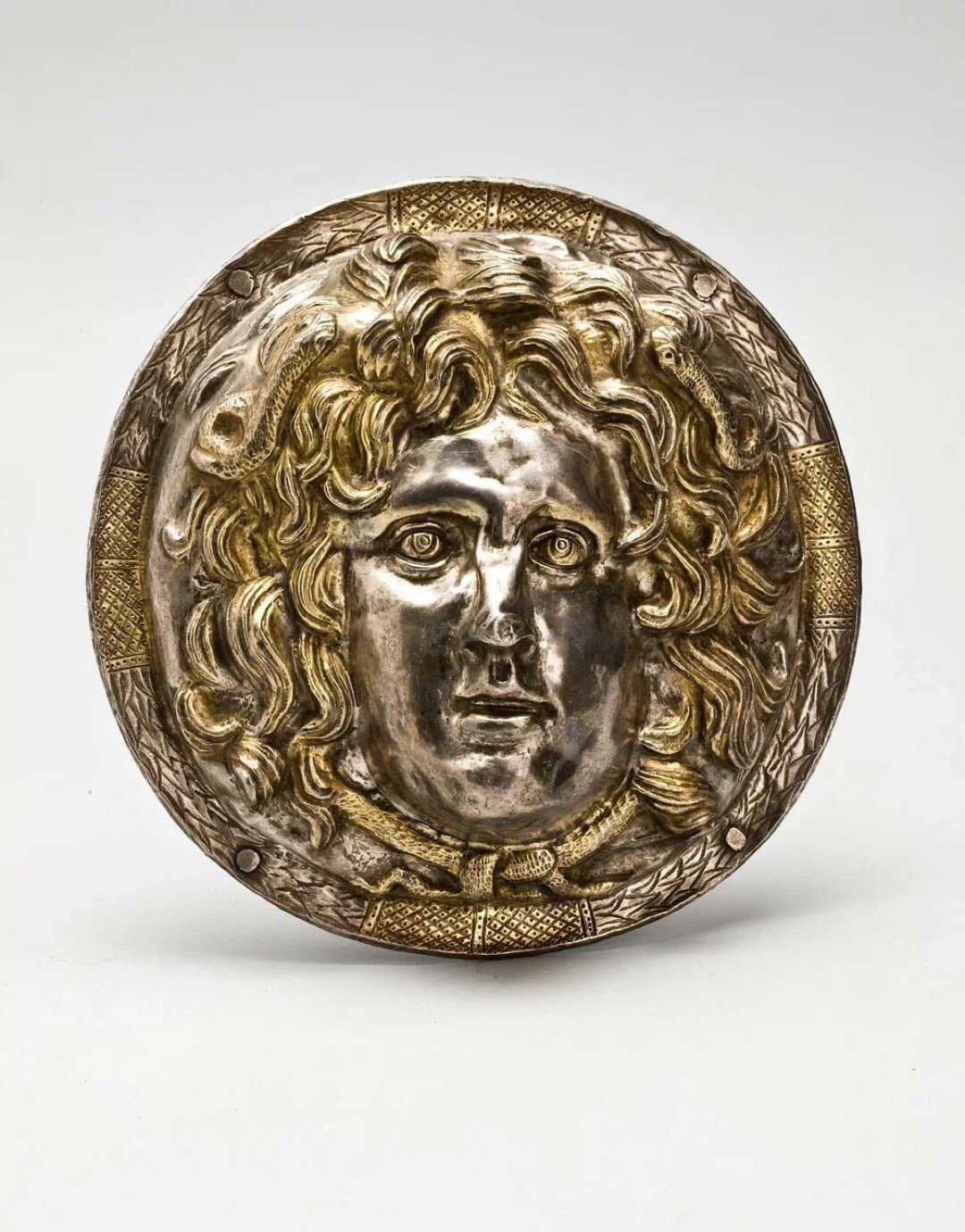 Бляха круглая с рельефной головой Медузы. Рубеж II–I веков до н.э.