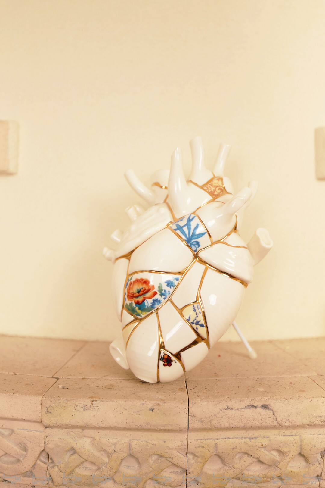 Ваза Love in bloom из коллекции Kintsugi итальянских гуру столового фарфора Seletti, подаренная худруком дизайн-бюро De Beau и преподавателем