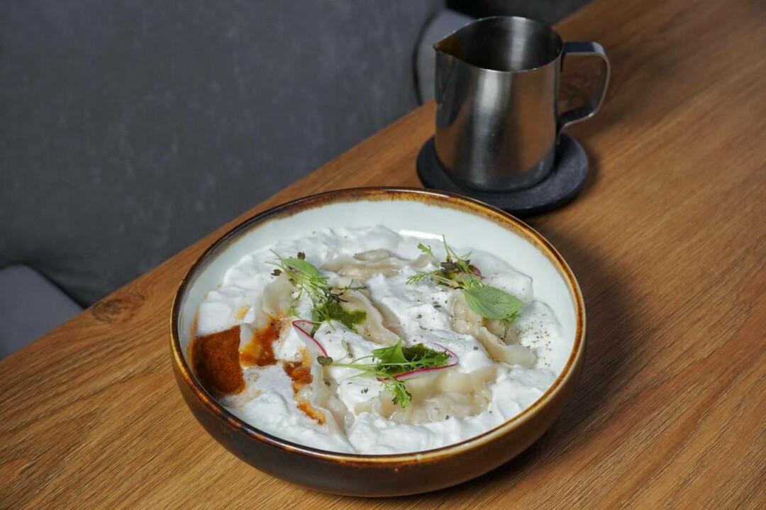 Гедза с крабом и судаком, кокосовые сливки, крабовый соус