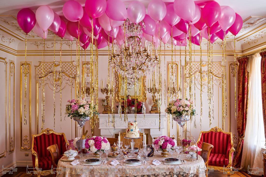 Сервировку Happy Birthday Ольга сделала втайне от дочери накануне ее дня рождения. Розовые воздушные шары и сервиз Aux Oiseaux от Bernardaud