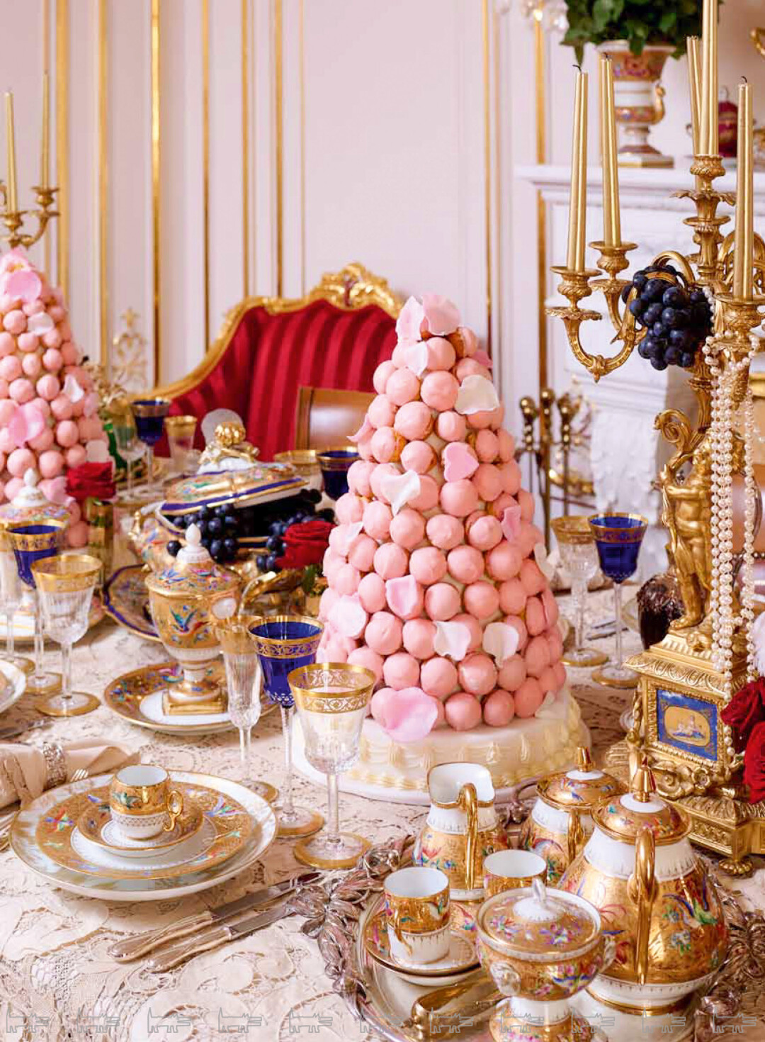 Чайно-кофейный стол «Однажды в Версале» вдохновлен, конечно же, Марией-Антуанеттой (пирамиды из профитролей!). А декорирован сервизом «Райские