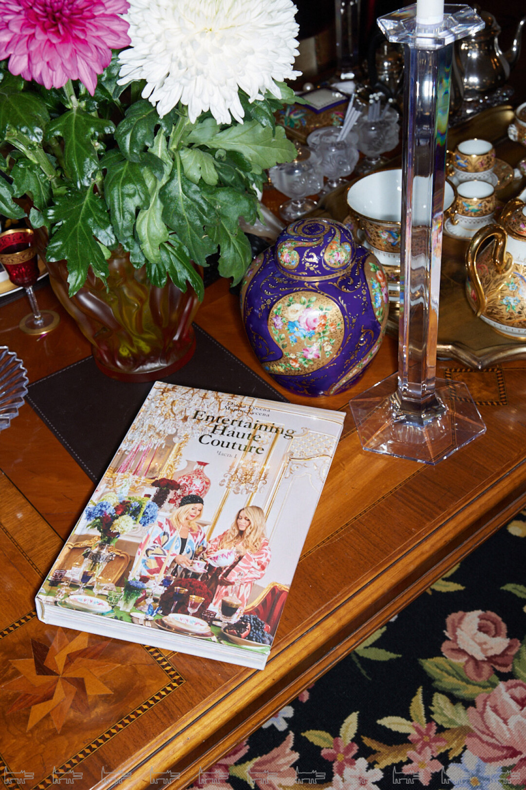 Для своей книги Entertaining Haute Couture Ольга и Мария Гусевы составили 18 авторских сет-дизайнов — от пасхального стола до парадного обеда. Все