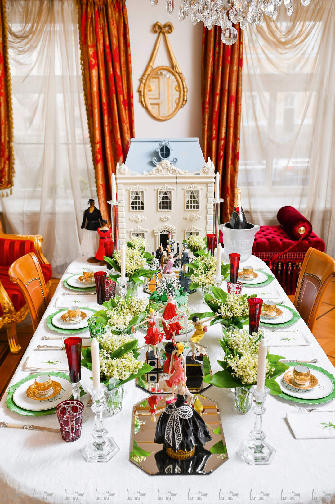 Для сервировки под на- званием «Показ Haute Couture» выбран сервиз с четырехлистником и хрусталь со знаковым орнаментом каннаж Christian Dior, а на