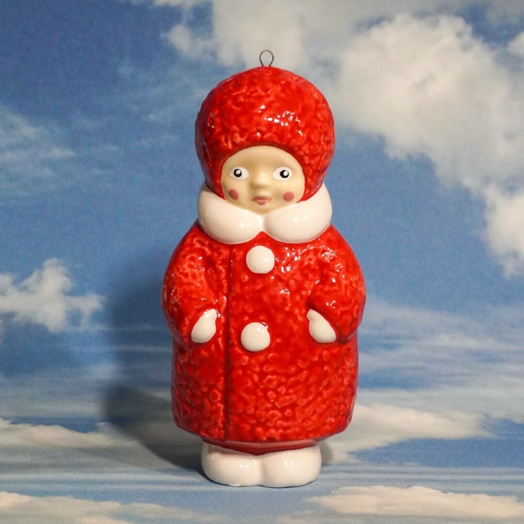 Елочная игрушка «Зина в шубке», мастерская «Три слова», 2 800 руб.