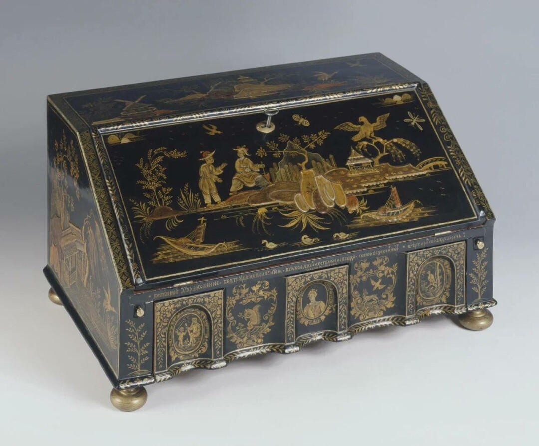 Подголовник чернолаковый, деревянный с откидной крышкой. Начало XVIII века