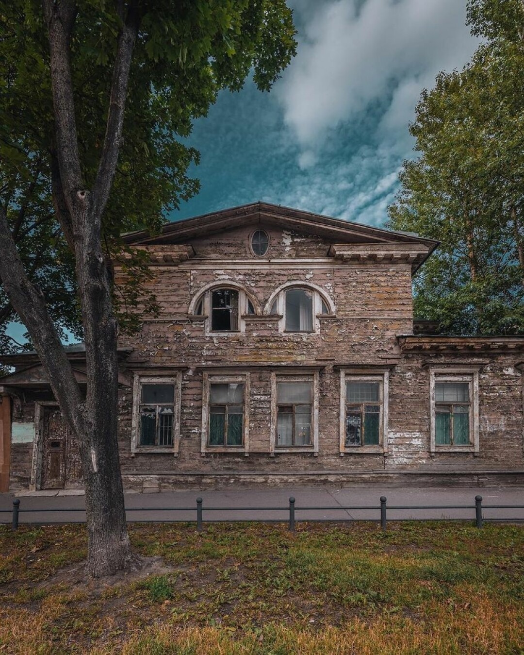 Лицевой фасад особняка Бремме до реставрации. 2021 год.