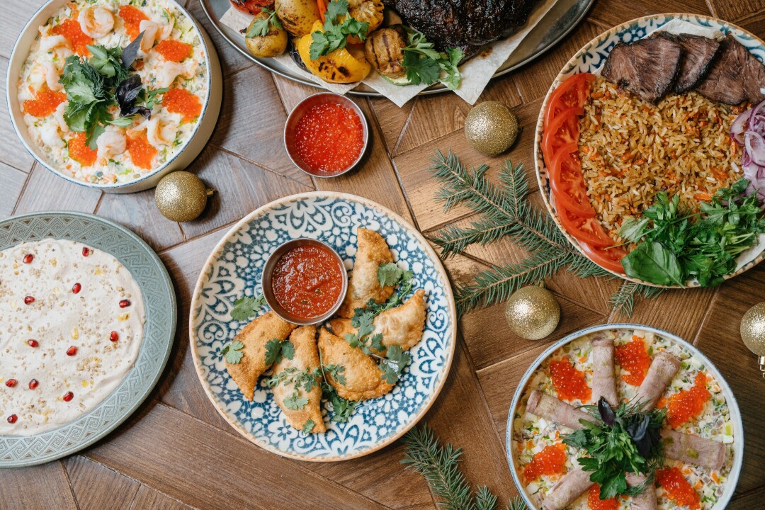 Новогоднее меню в «Тонэ». Сациви с языком, 690 рублей, мини чебуреки, 250 рублей, икра лосося, 790 рублей, оливье с языком, 1590 рублей, плов на