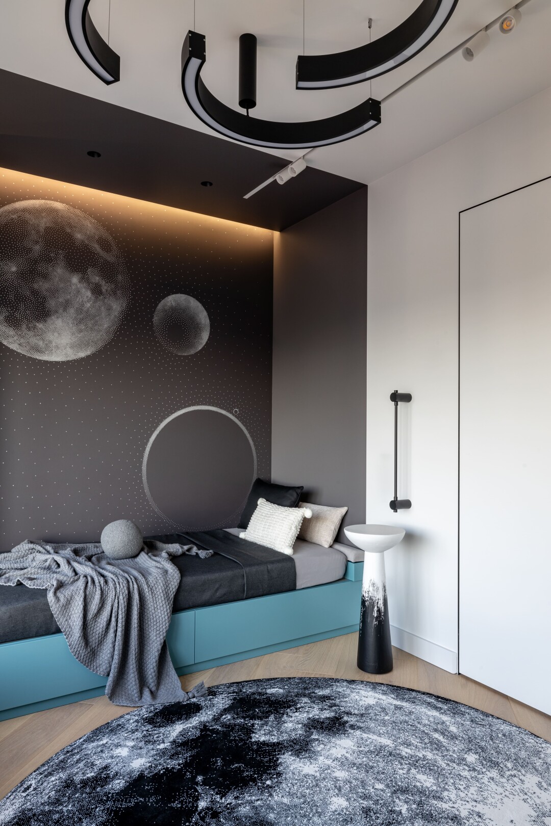 Детскую оформили в соответствии с тематикой космоса