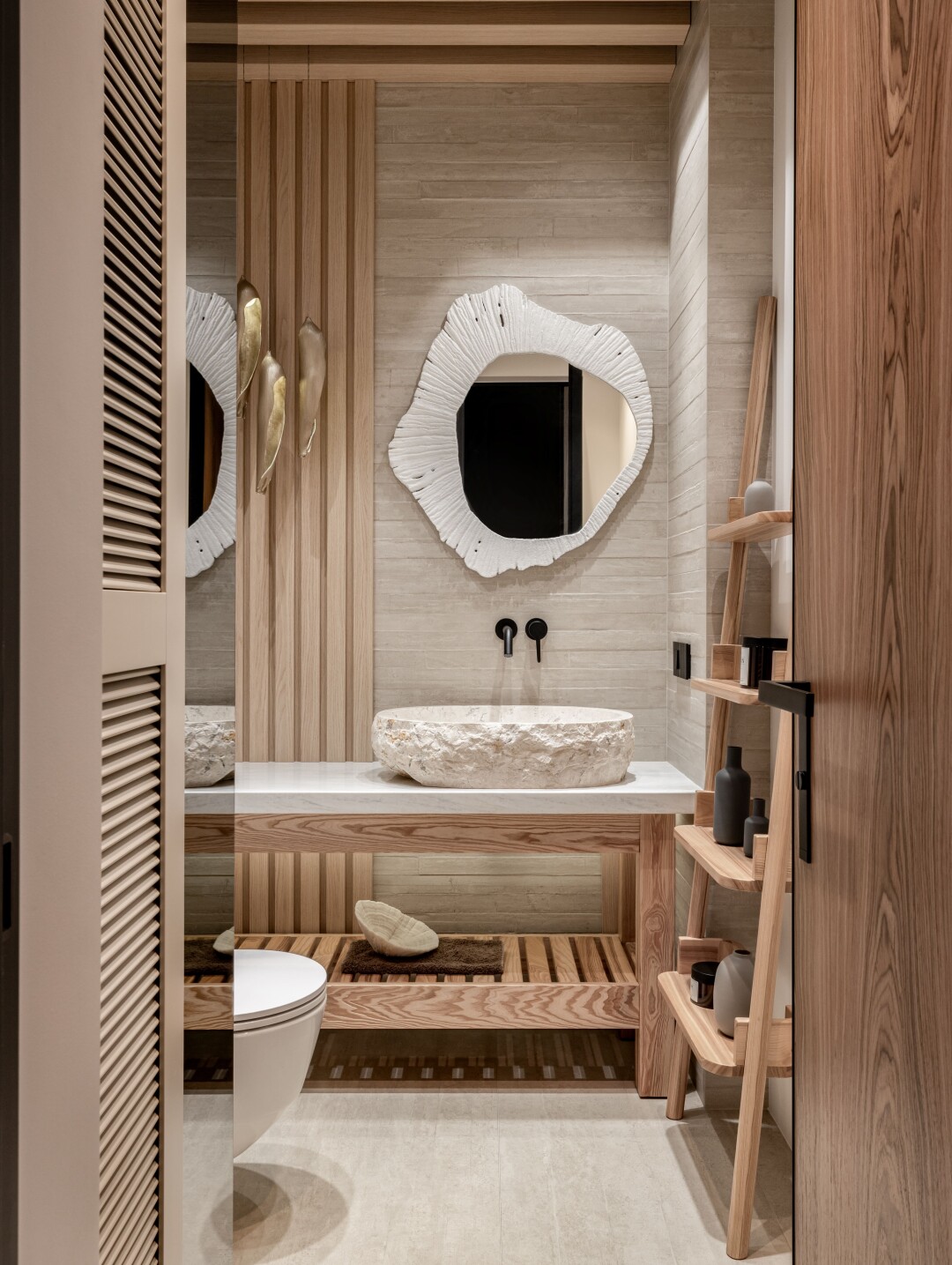 Гостевой санузел отсылает к атмосфере Бали. Смесители Gessi и плитка Emilgroup – от Areta Design