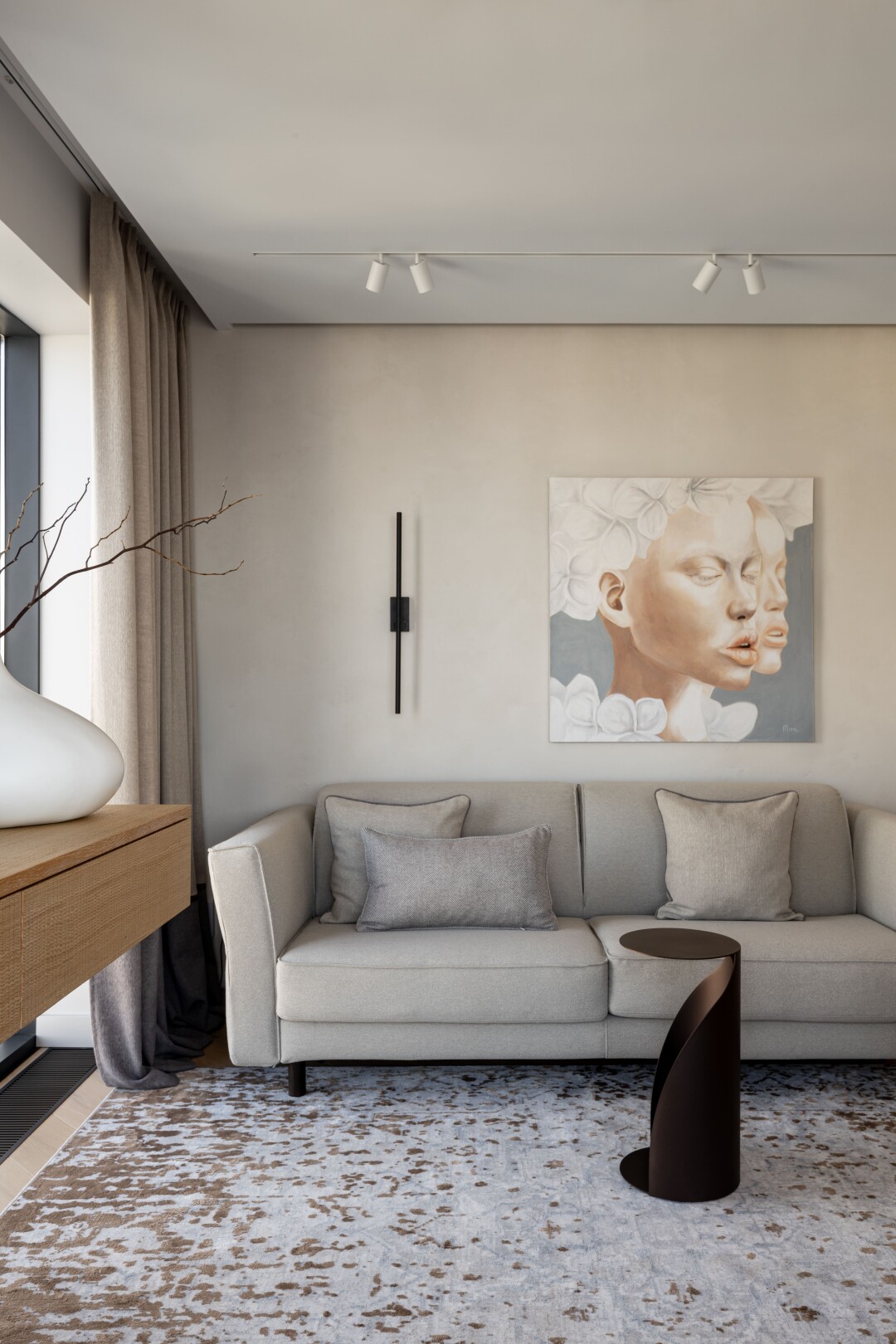 Шторы и карнизы заказали в «Мастер Декор», раскладной диван Ditre Italia и столик Cattelan Italia – от Areta Design, картина Миры Фаткуллиной