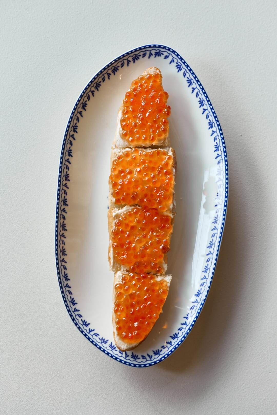 Бутерброды с икрой и взбитым маслом