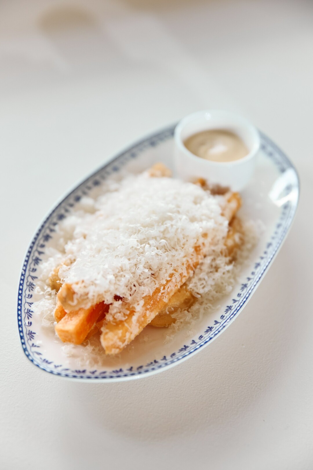 Батат фри, трюфельный айоли, пармезан