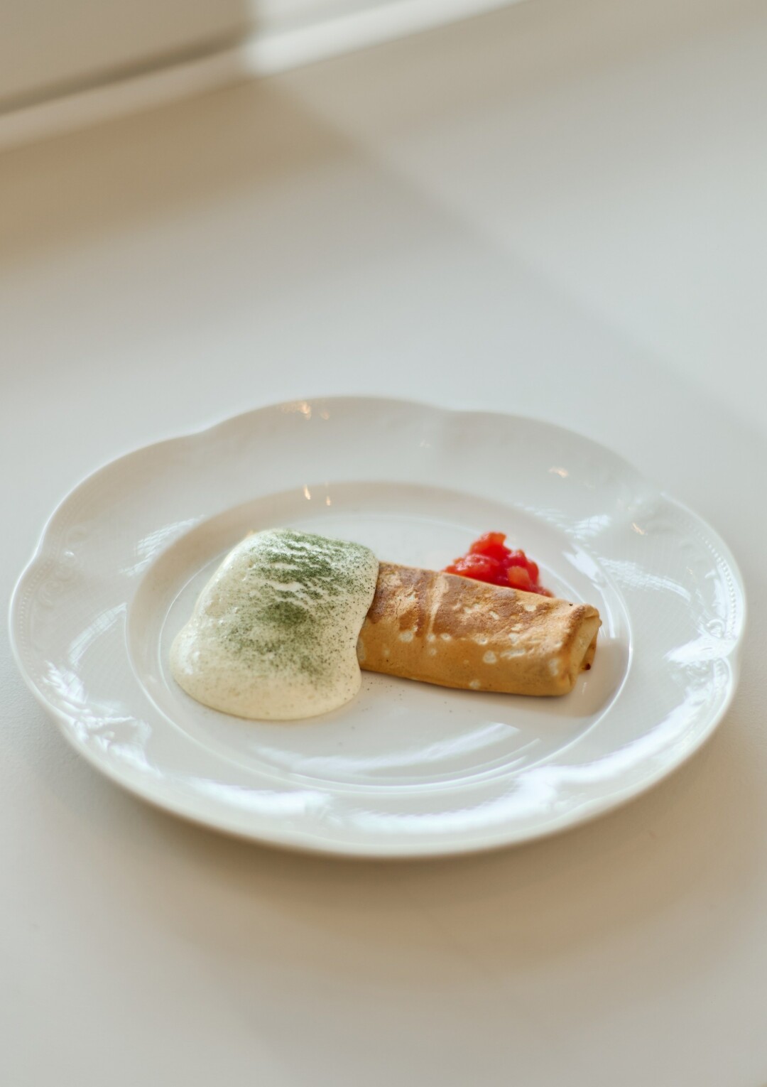 Креп с тушеными хвостами, мусс на желтках с топленым костным мозгом