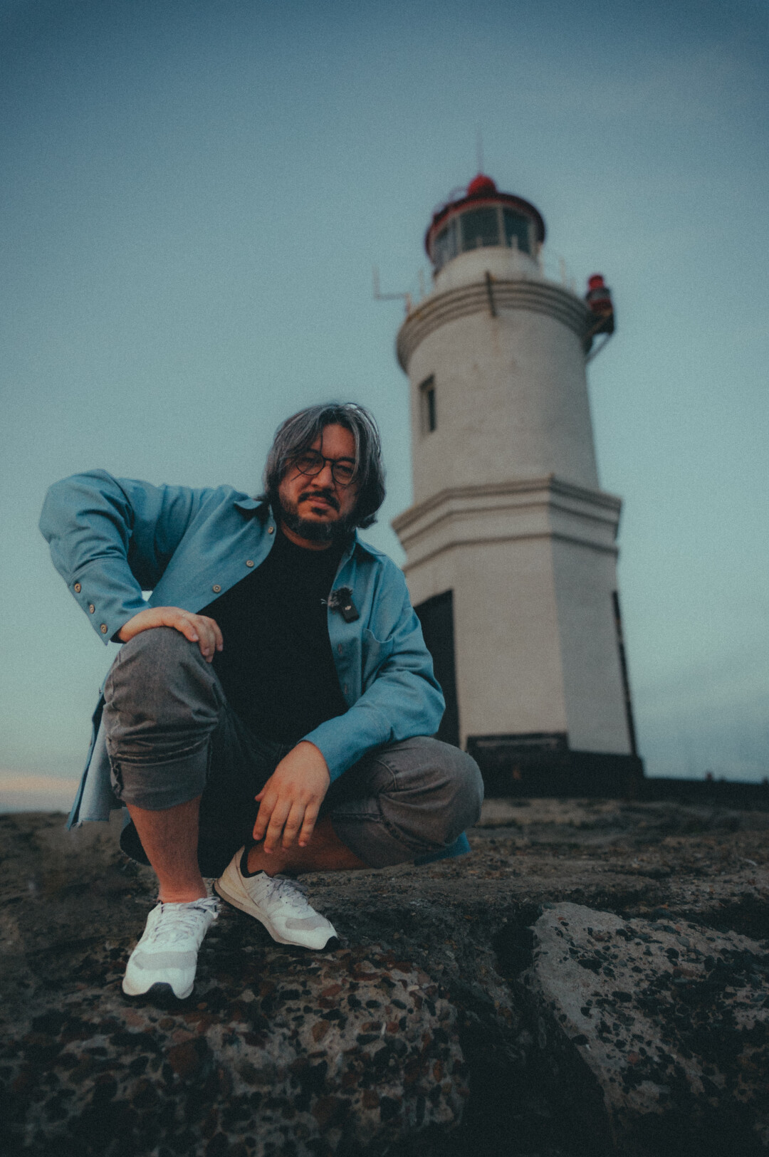 Рустем Аднабаев на фоне маяка Токаревского