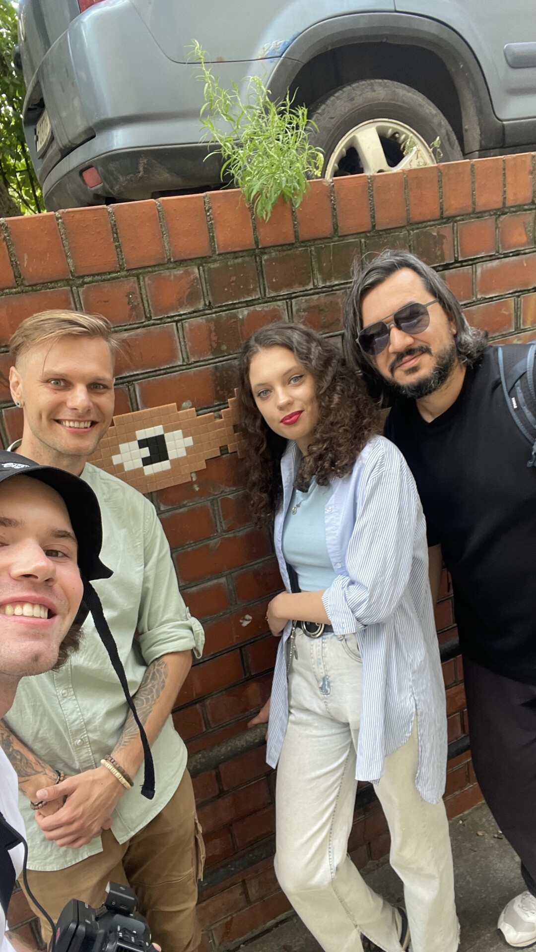 Рустем Аднабаев и участники проекта «Рыбий глаз» на фоне стрит-арта Владивостока