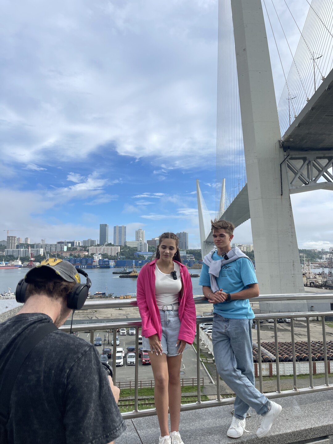 Участники проекта «Рыбий глаз» снимают контент на фоне Золотого моста