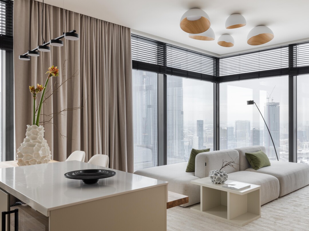 С салоном Mir Sveta Proekt подобрали торшеры необычной формы, светильники, подвесы над островом