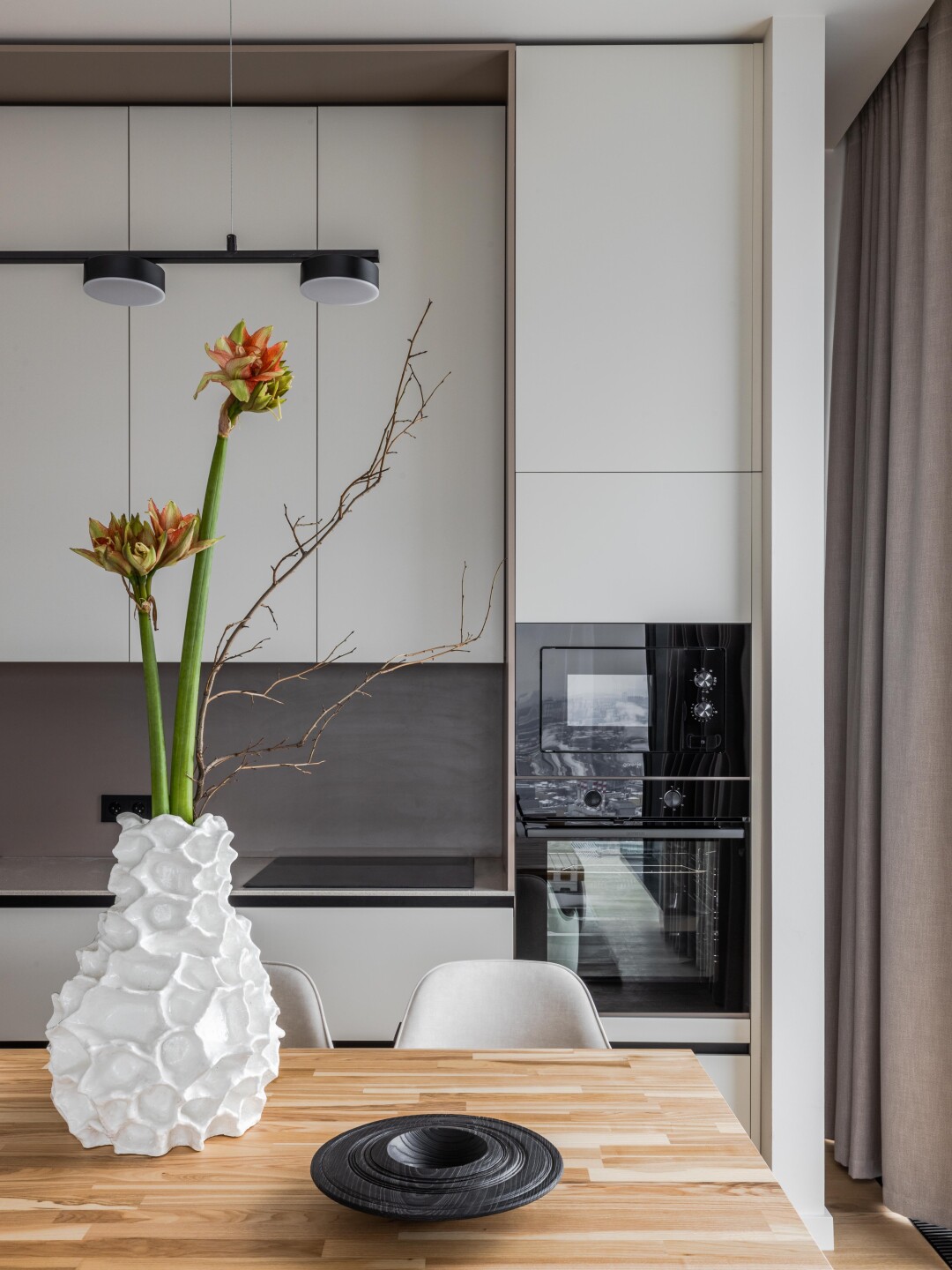 Варочную поверхность, микроволновку, духовой шкаф и посу­домоечную машину заказывали в компании Techno Collection