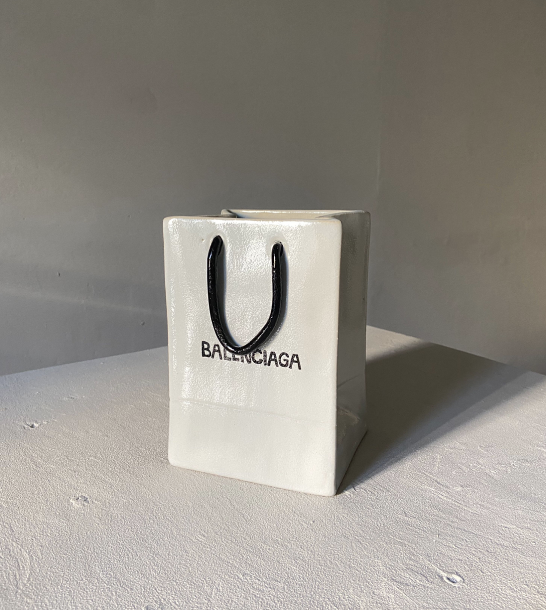 Ваза Balenciaga Елизаветы Букиной, Bizart, 16 000 руб.