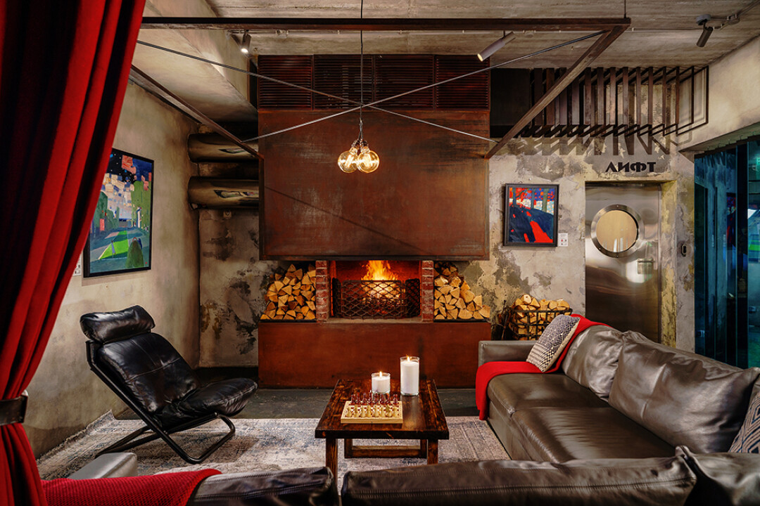 Дровяной камин в лобби отеля