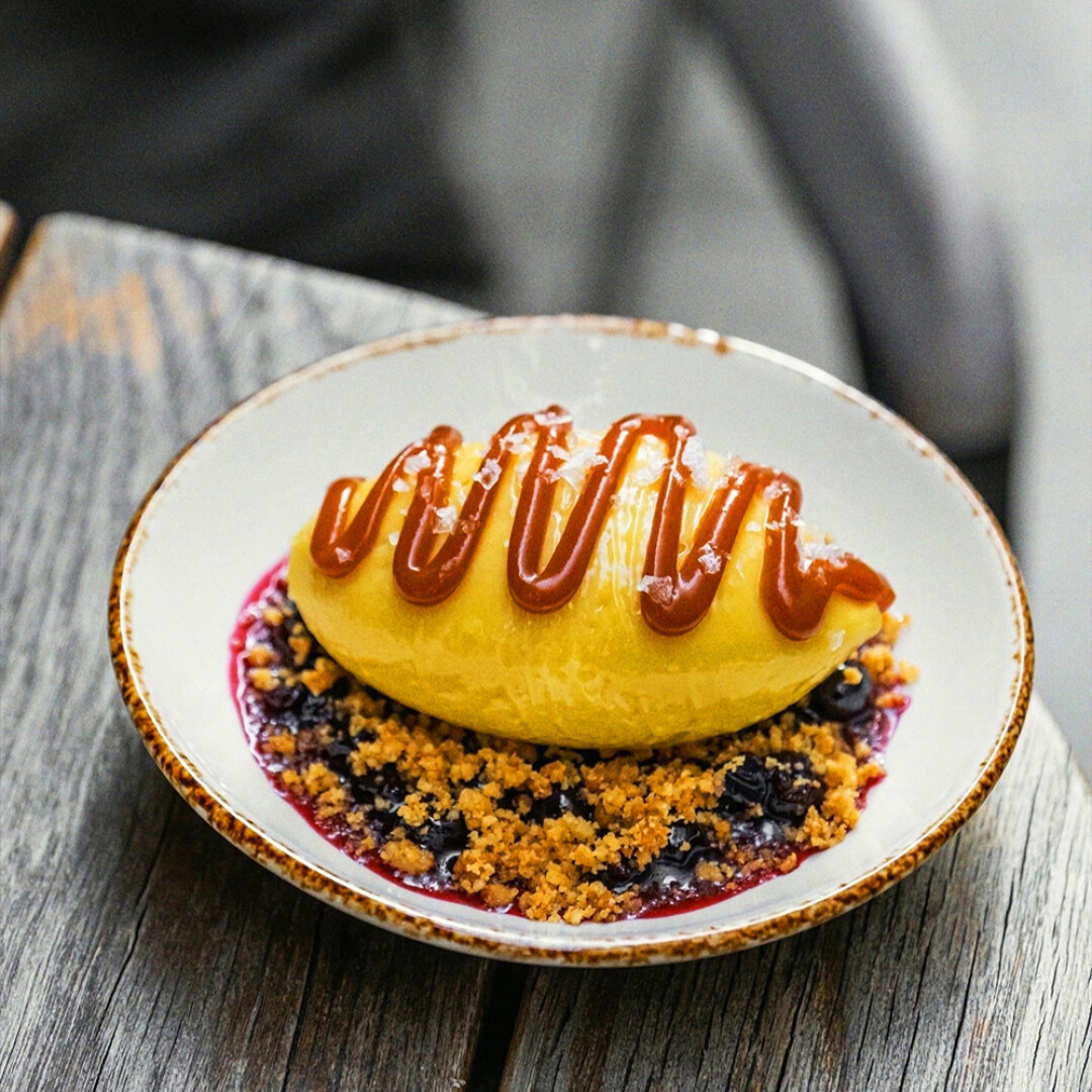 Рикотник с компоте из черной смородины и карамелью от шефа Марселя Хамитова