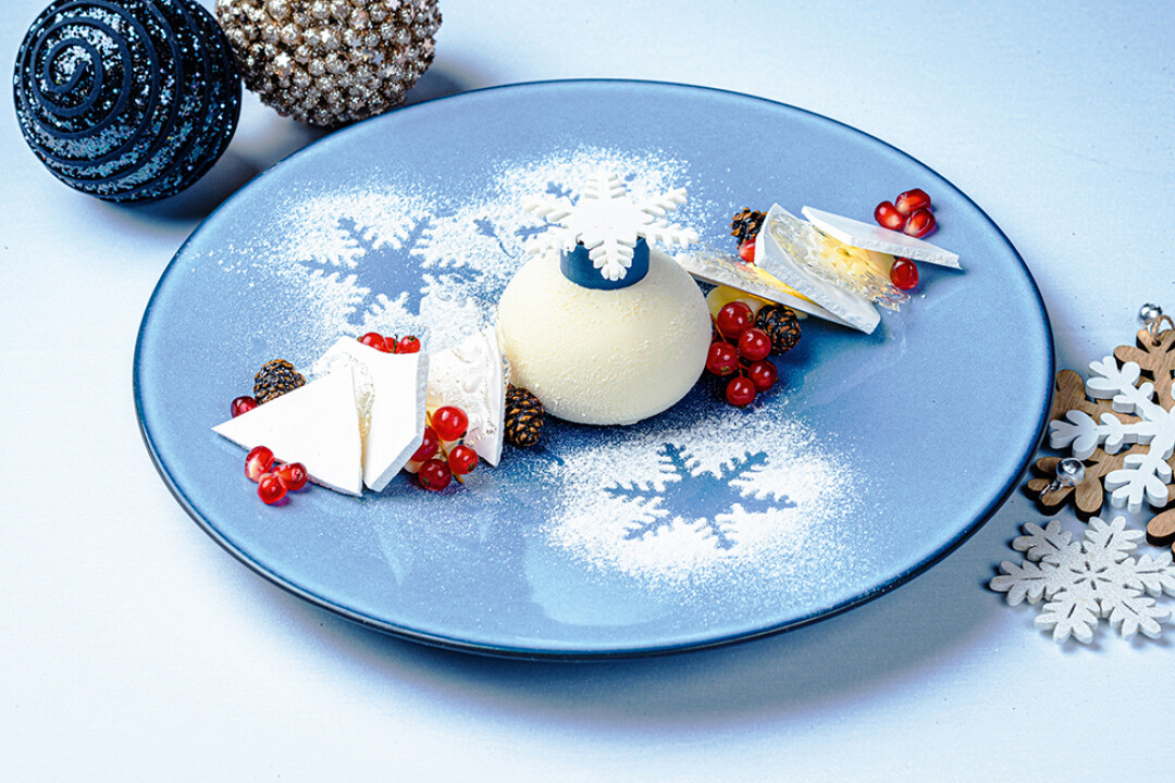 Шоколадный бисквит с муссом и белым шоколадом и конфи из пряной вишни