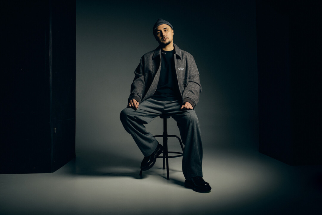 На Стасе: футболка Heliot Emil, бомбер Dom Rebel, ботинки THE ANTIPODE (все — VERY concept store)