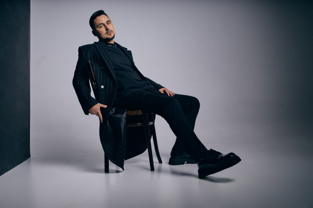 На Стасе: футболка Heliot Emil, пальто Juun.J, брюки PAOLO PECORA, ботинки THE ANTIPODE (все —VERY concept store)