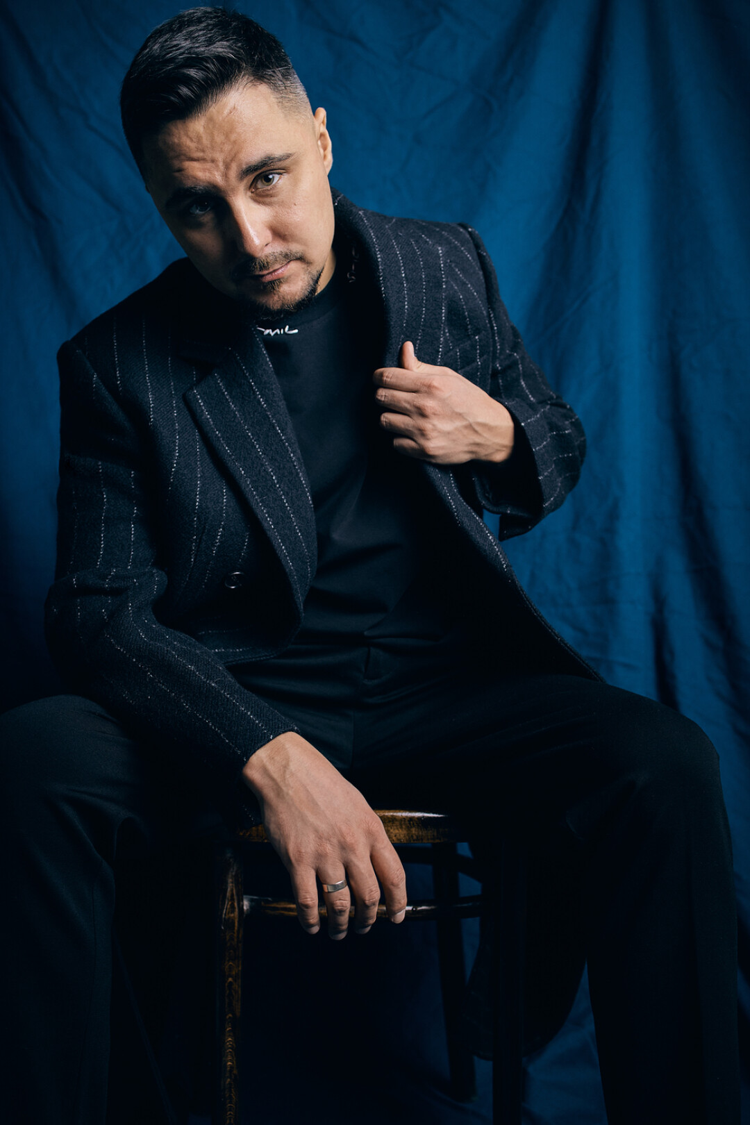 На Стасе: футболка Heliot Emil, пальто Juun.J, брюки PAOLO PECORA, ботинки THE ANTIPODE (все —VERY concept store)