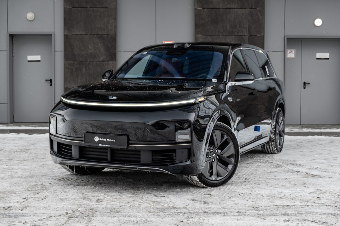 Автомобиль LiXiang L9 в комплектации ULTRA. Мощность — 449 л.с, а время разгона от 0 до 100 км/ч за 5,3 секунд