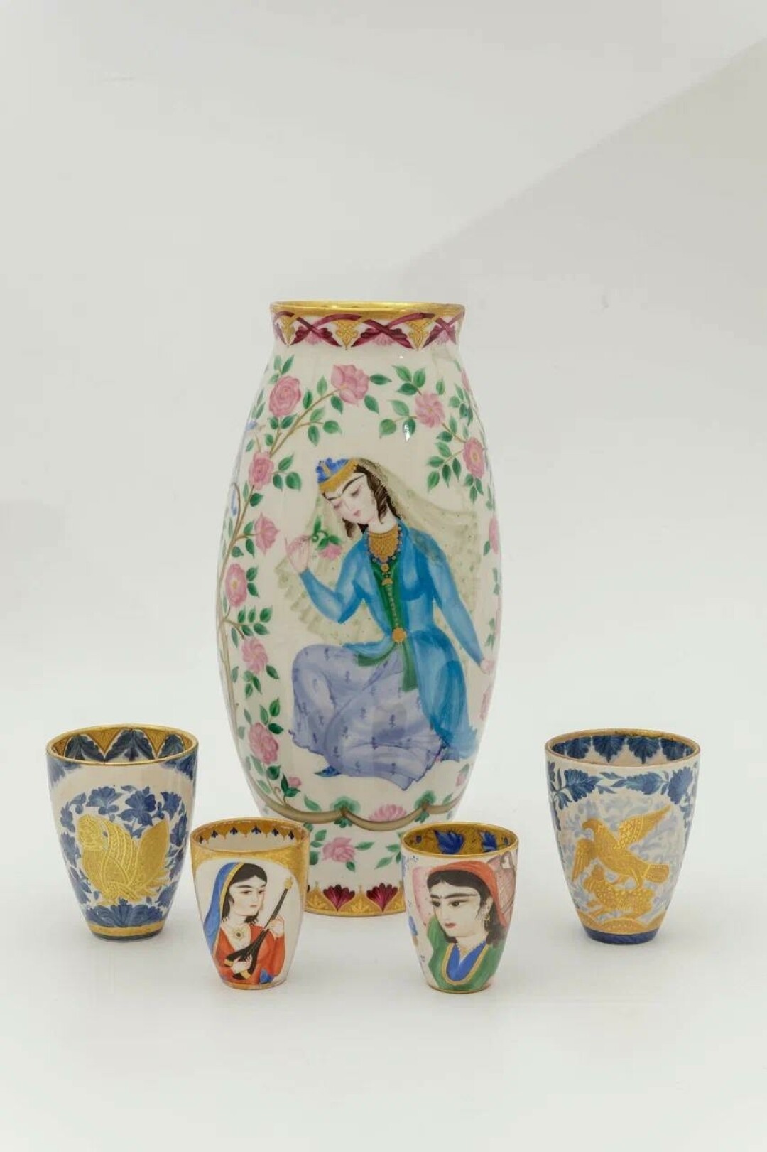 Ваза «150 лет со дня смерти великого армянского ашуга Саят-Нова», стопки «Ахтамар», «Золотые орлы» (все – 1945), «Армянка, играющая на сазе» (1943) и