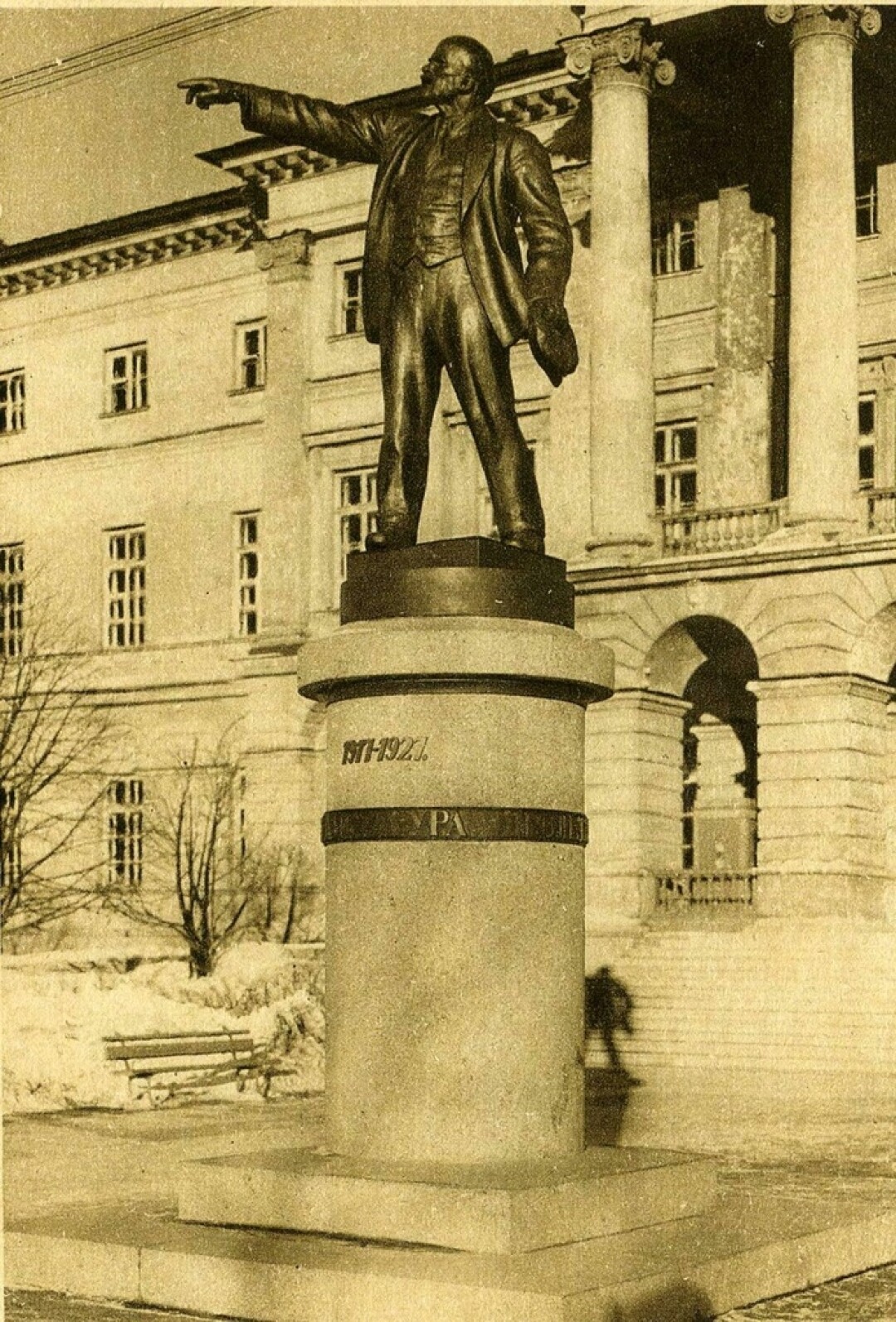 Владимир Пресняков, Памятник Владимиру Ленину у Смольного