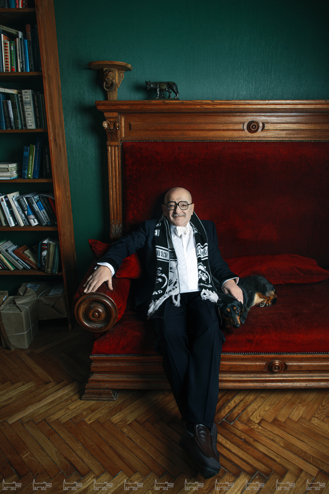 Смокинг и бабочка Tom Ford, сорочка Brioni, обуви Bottega Veneta (все — ДЛТ), шарф «Богема Ленинград»