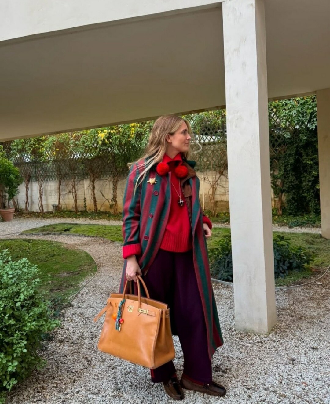 Бланка Миро выгуливает массивную золистую брошь поверх полосатого пальто