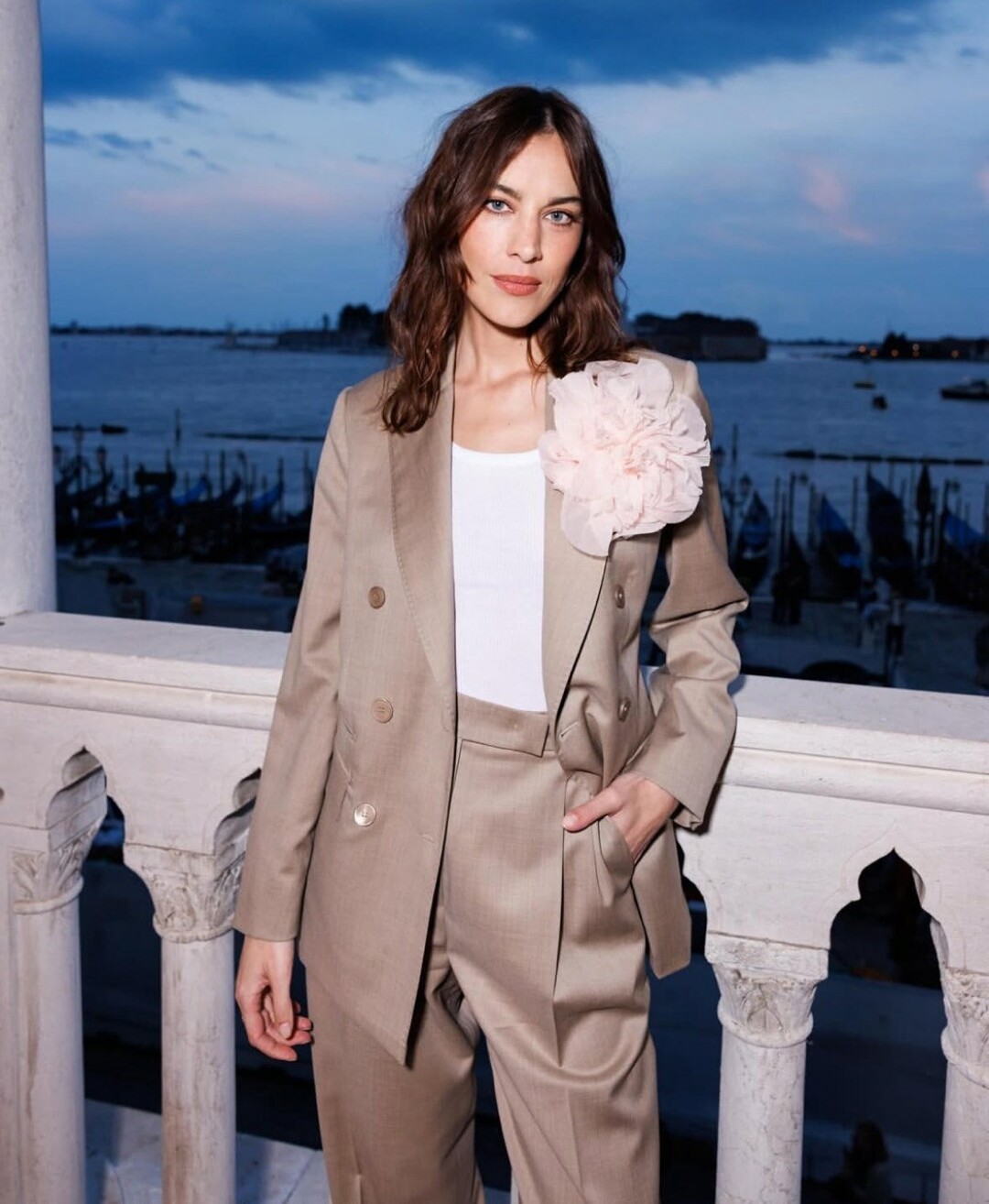 Алекса Чанг носит брошь-бутон вместе с с песочной двойкой Max Mara