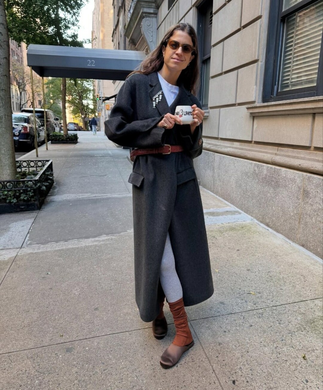 Леандра Медин украшает маскулинное макси-пальто акцентной ювелирной брошью